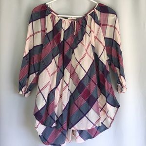 Loose-fitting and colorful Converse blouse
