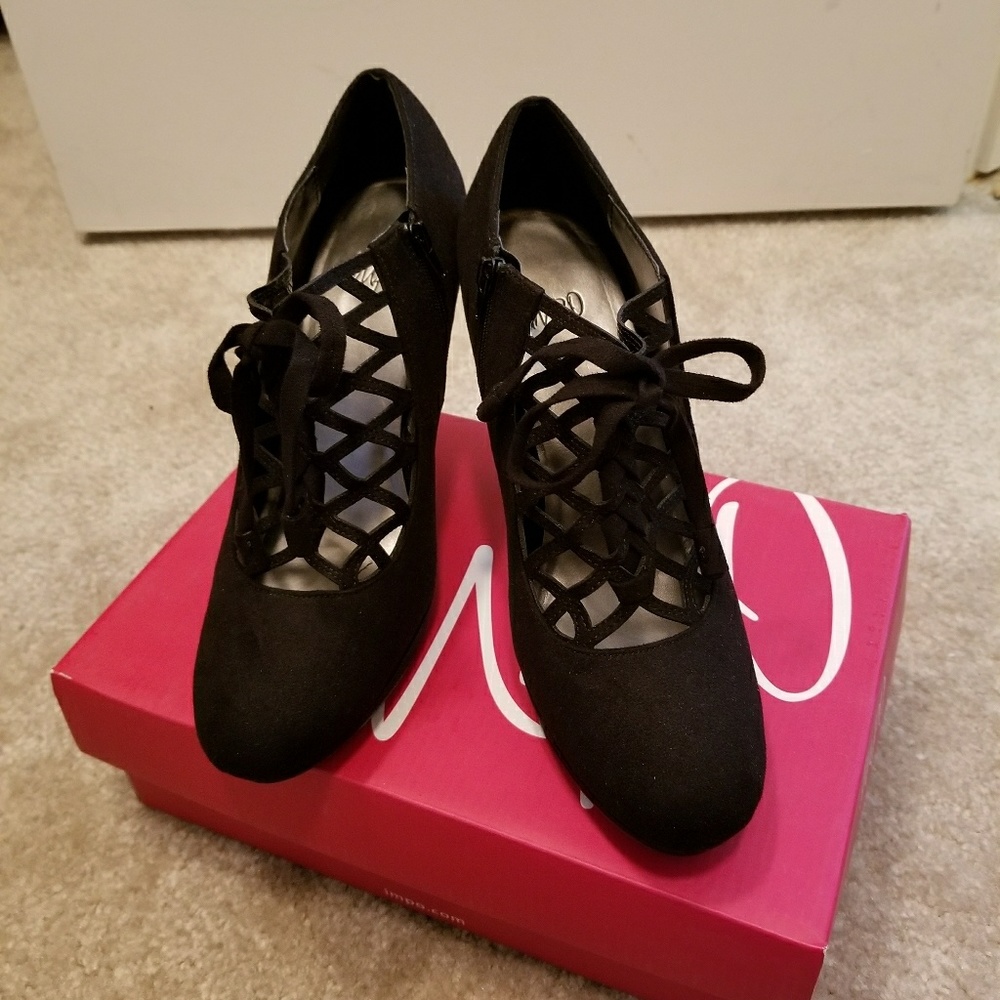 Princess Lace Pumps