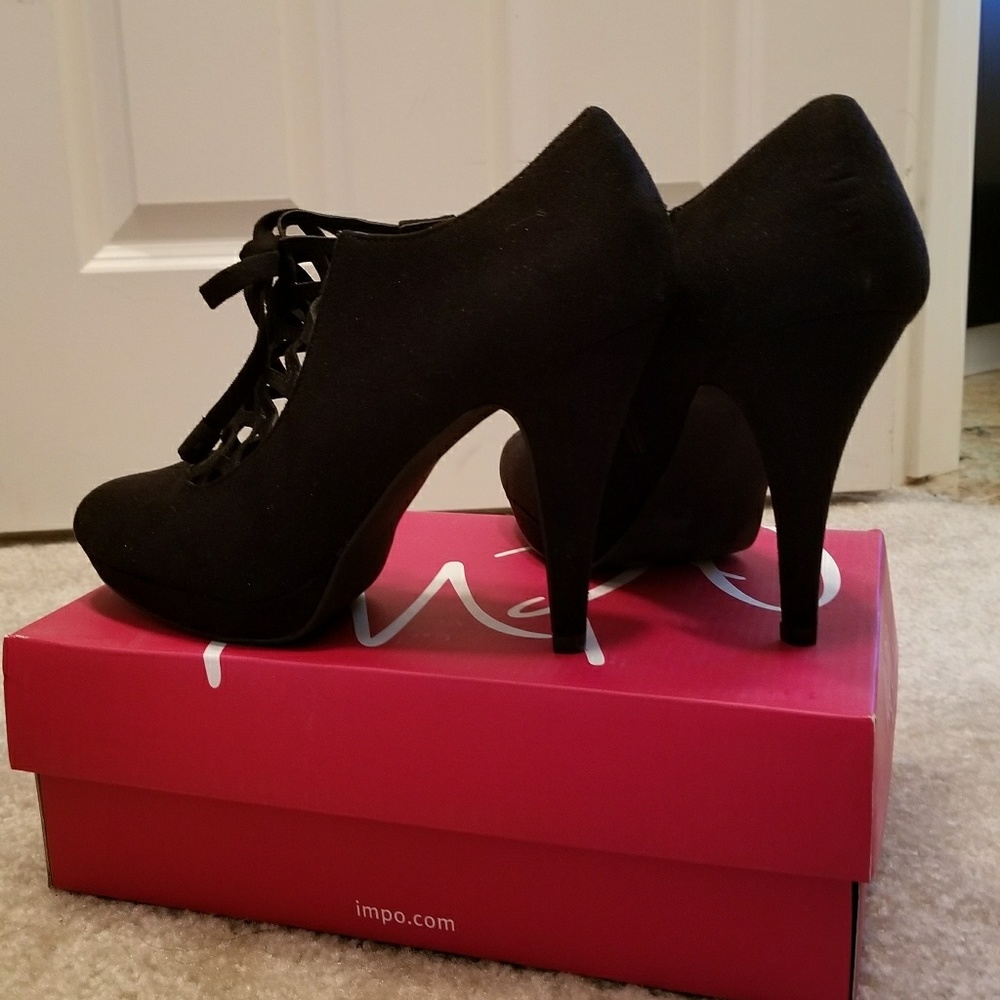 Princess Lace Pumps - Picture 2 of 4