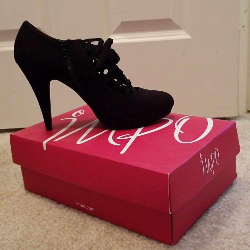 Princess Lace Pumps - Picture 3 of 4
