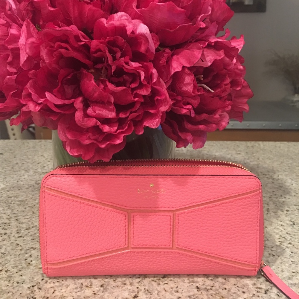 Kate Spade Neda AUTHENTIC Pebbled Leather wallet