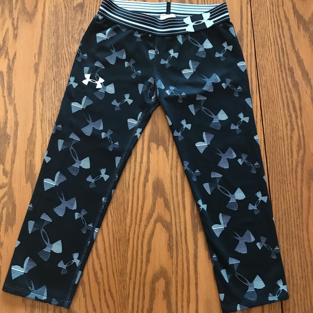 Black and white under armour capris