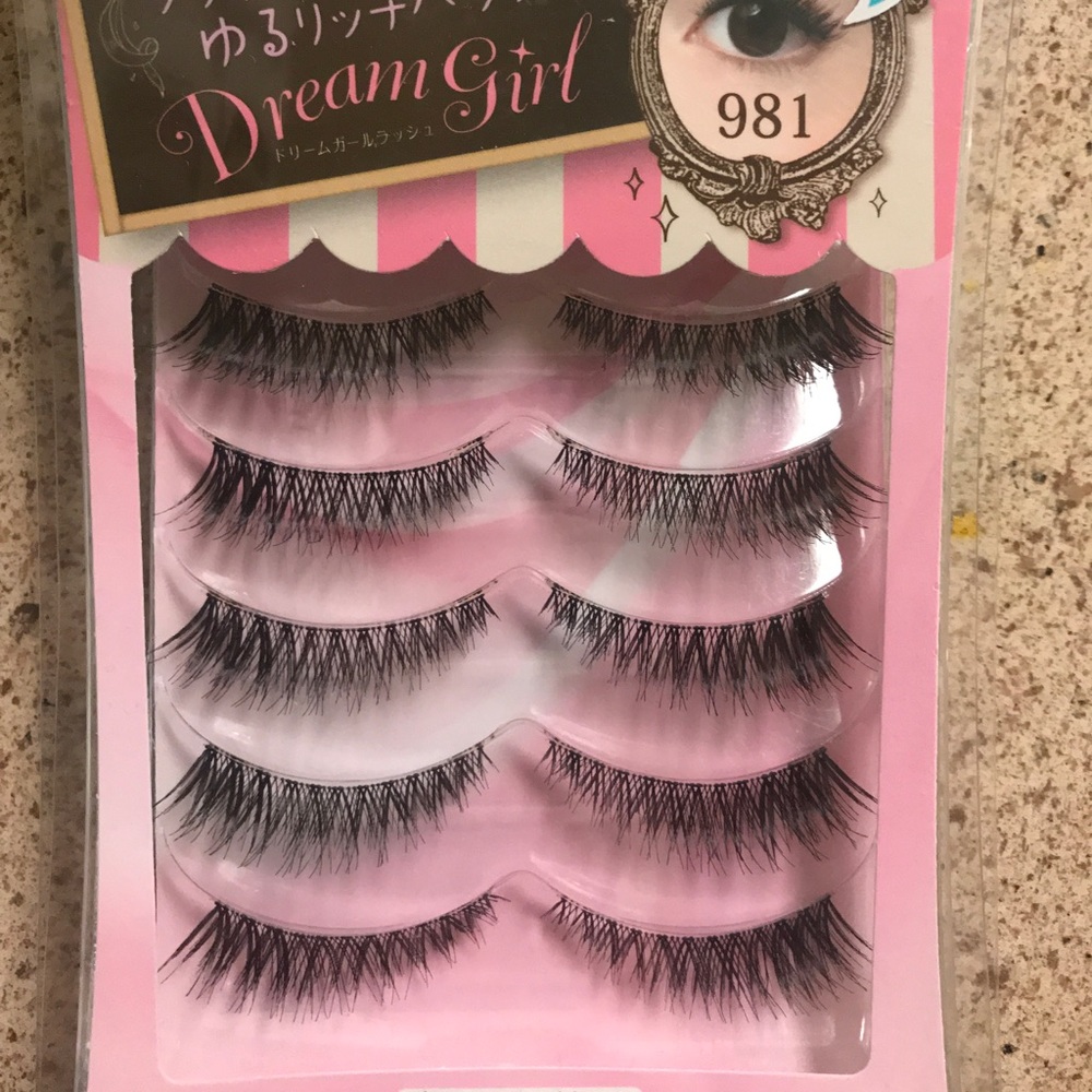 False eyelashes