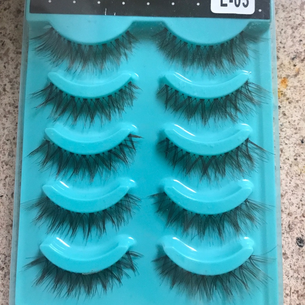 FALSE EYELASHES
