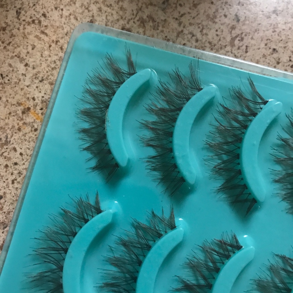 FALSE EYELASHES - Picture 2 of 2