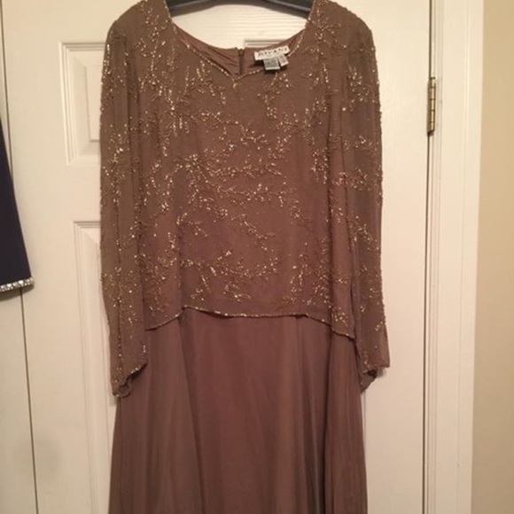 Formal dresses - Picture 2 of 4