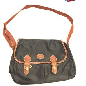 Black le pilage Longchamp Messenger bag.