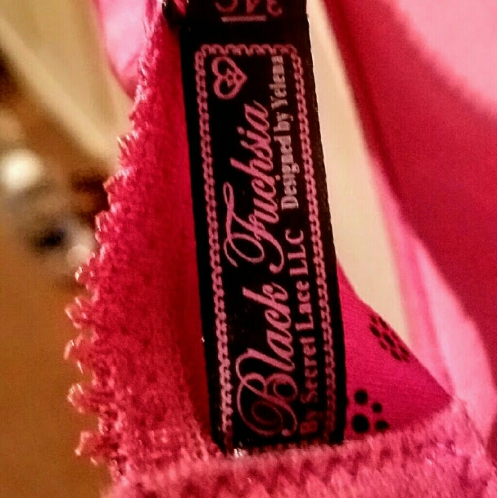 BNWOT Black fushia sz 34 C BRA