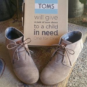 EUC Tom's Desert Wedge Taupe Suede Shoes