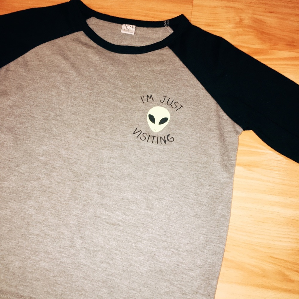 SOLD Alien baseball tee👽👽