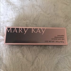 MK concealer - NIB