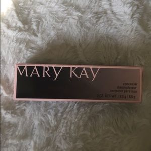 MK concealer - NIB