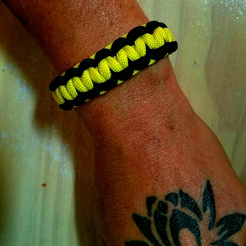 Black -yellow**** Paracord 7" in length