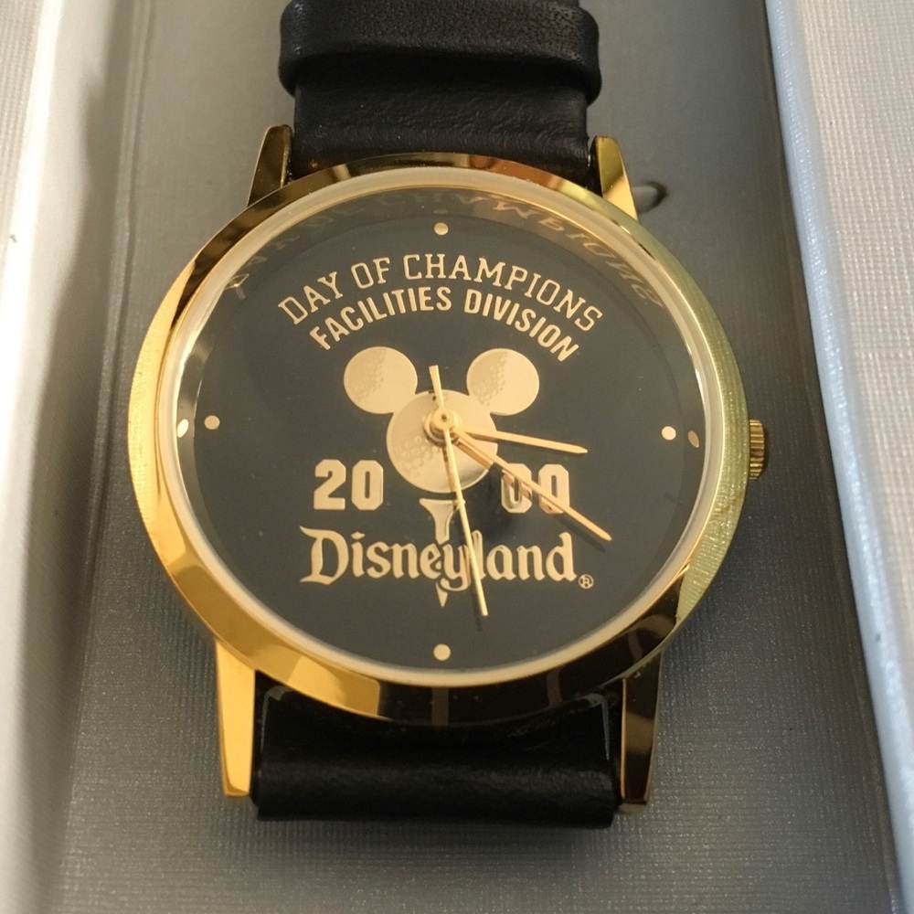 2000 Vintage Limited Edition Disneyland Watch