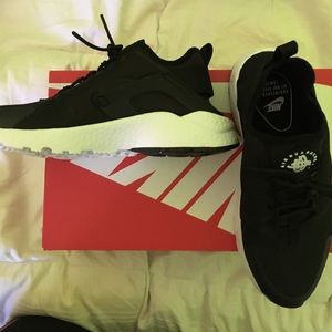 Women's 8.5 Nike AIR Huarache