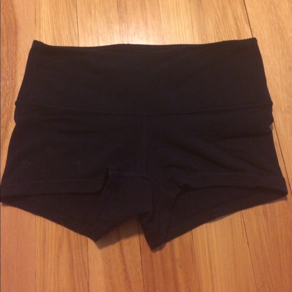 Lululemon Simply Bare Short 2"