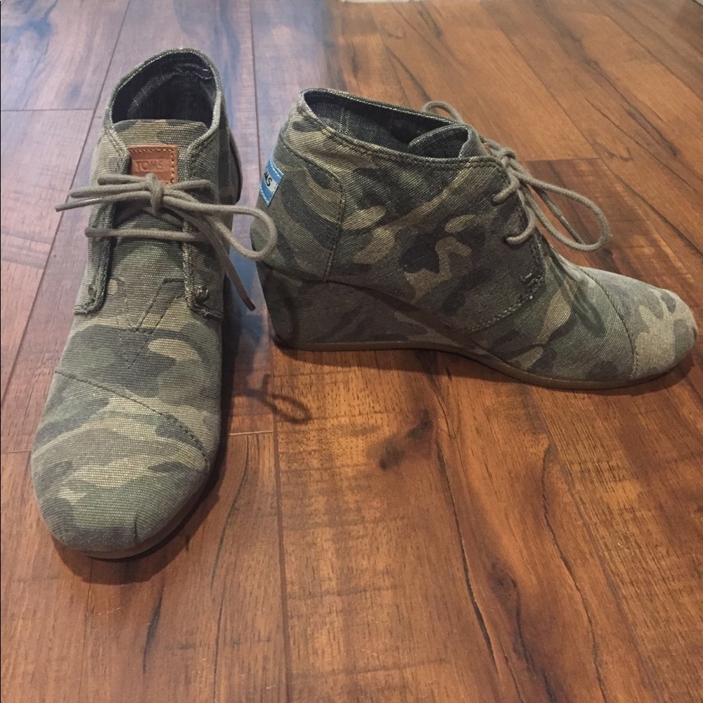 Toms Camoflauge lace up wedge shoes, worn only 2x.