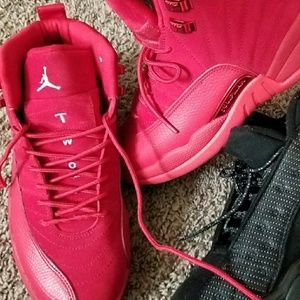 Jordan red seude 12s