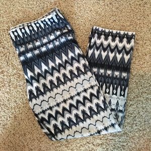 Navy blue and white patterned crop leggings