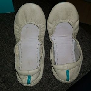 TIEKS BY GAVRIELI cream foldable flats size 6