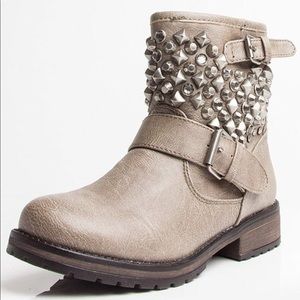 Studded ankle/combat boots