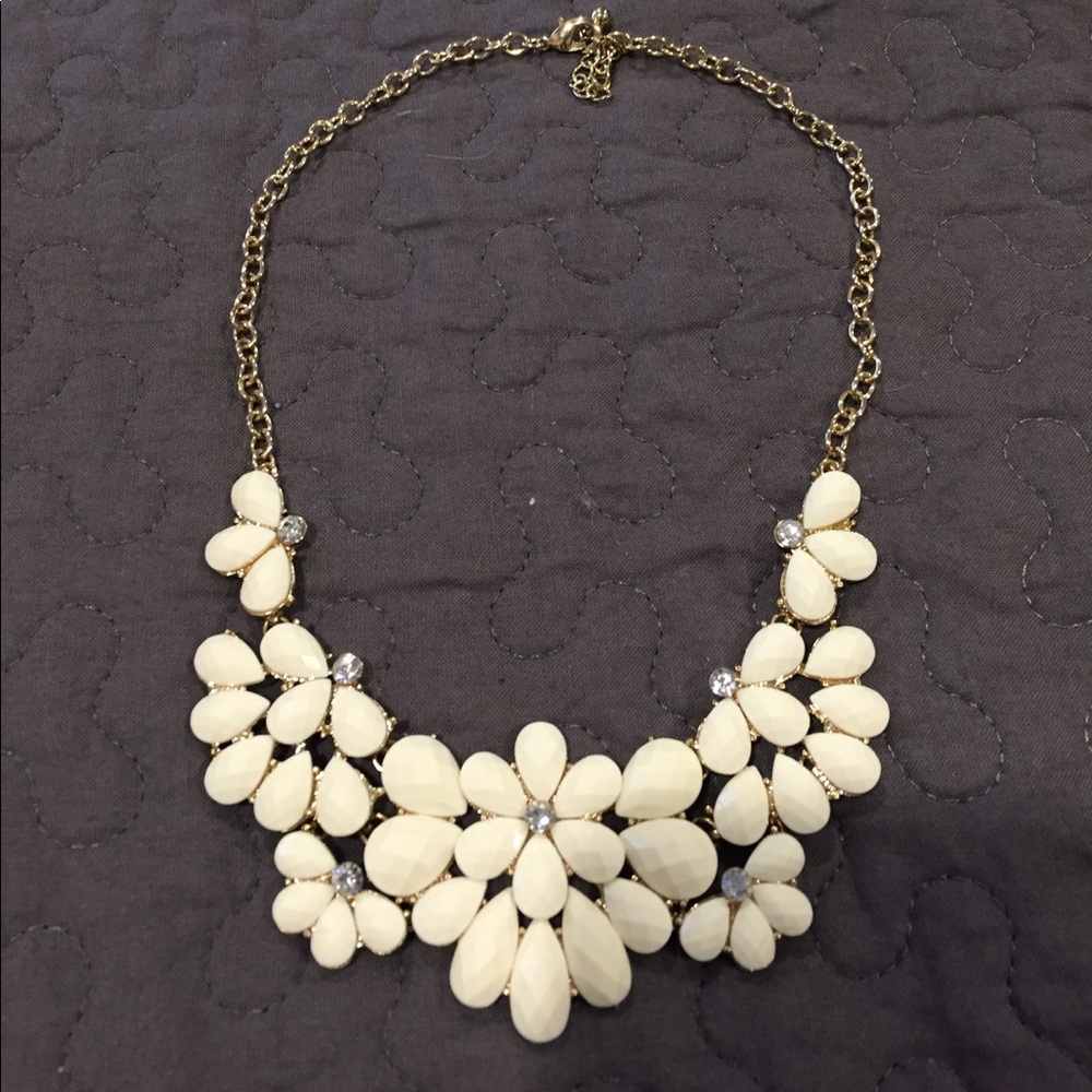 A very cute dangling white necklace!