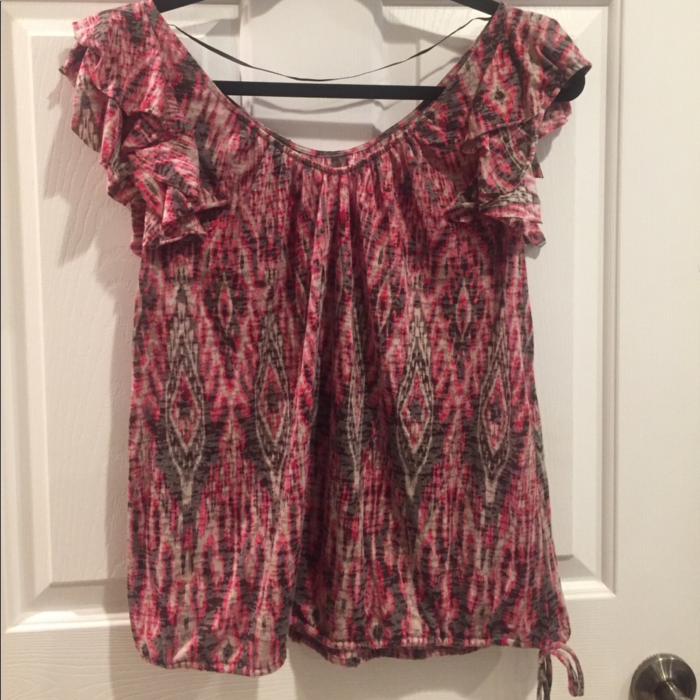 Cute printed shirt, ruffled sleeves.