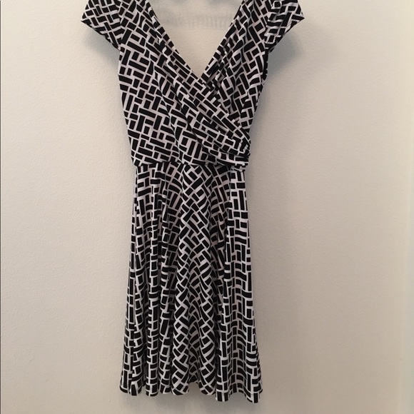 White House Black Market Dresses & Skirts - 🆕NWT Black House White Market Size 0 Dress🤍🖤