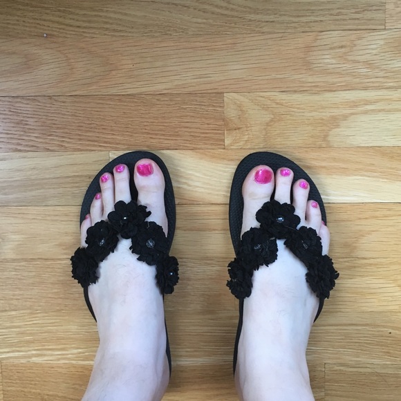 Floral sandals. - Picture 2 of 5