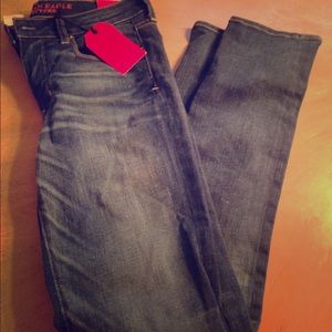 NWT American Eagle Skinny Jeans size 8