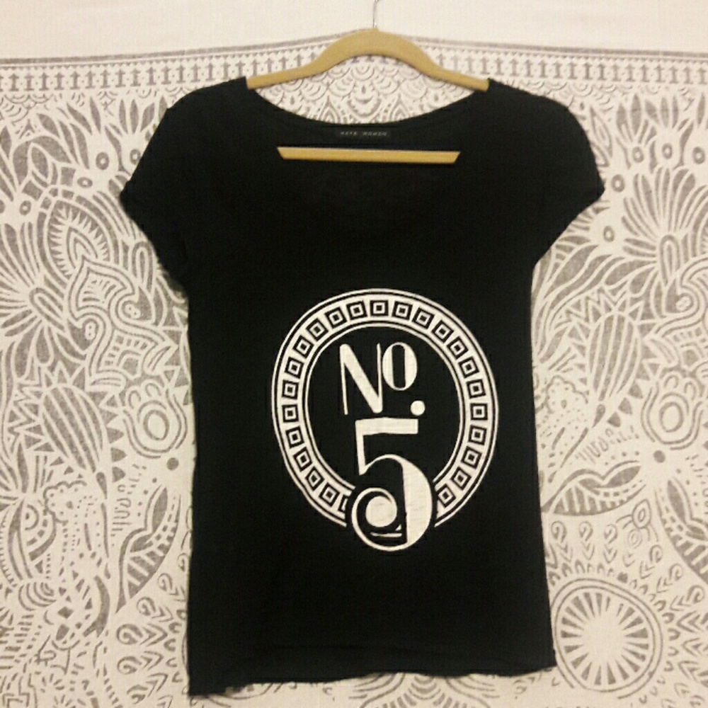 A black t-shirt with an cool design!