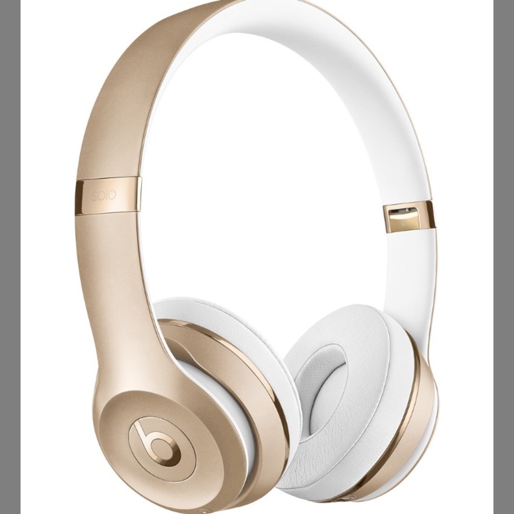 NEW IN BOX GOLD BEATS SOLO3 WIRELESS HEADPHONES