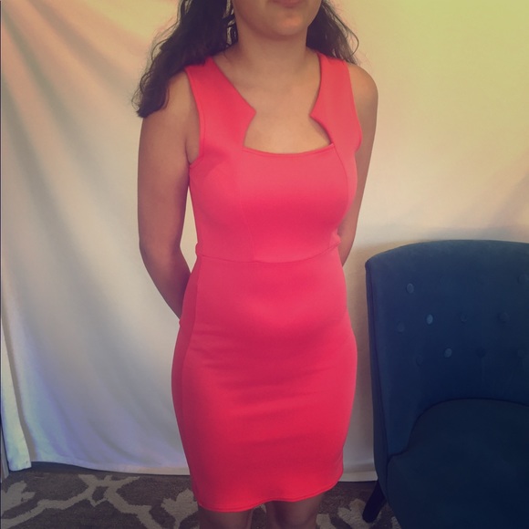 NWOT Sexy coral bodcon mini, lovely neckline, xs/s - Picture 2 of 6