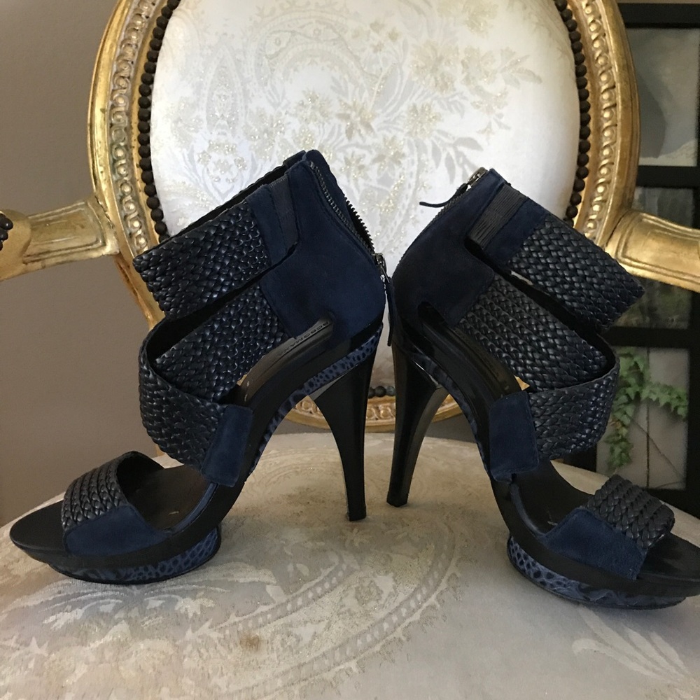 BCBG MAX AZRIA size 8.5. 4.5" heel.  .66" platform