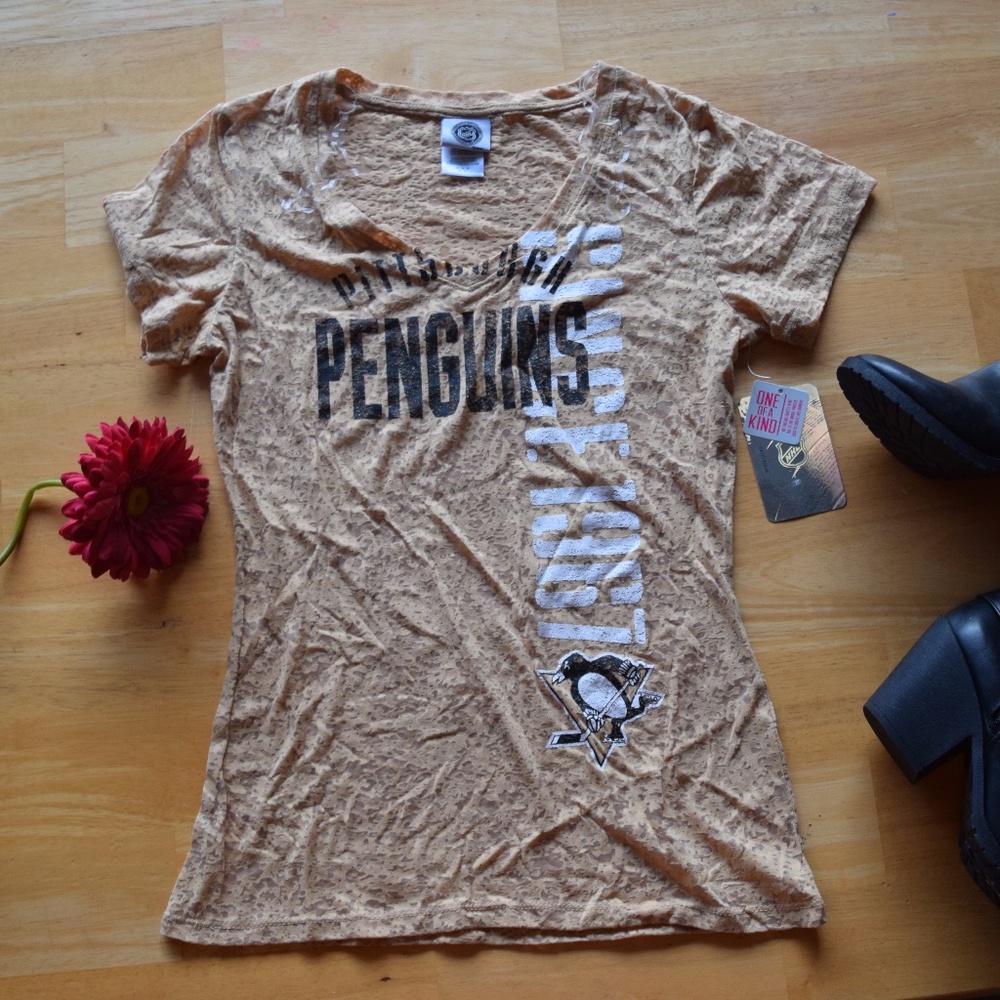 NWT Pittsburgh Penguins V-neck shirt - M
