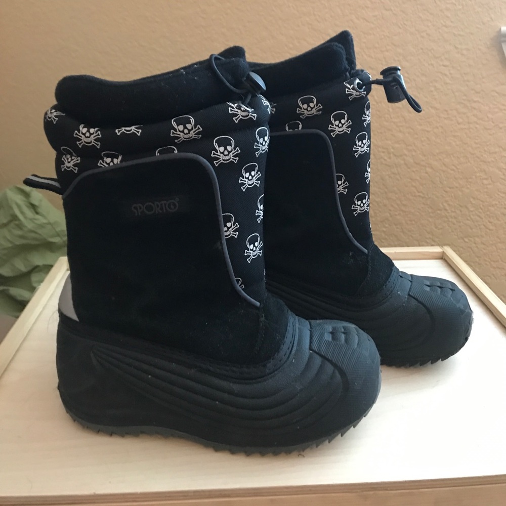 Adorable skull snow boots!!