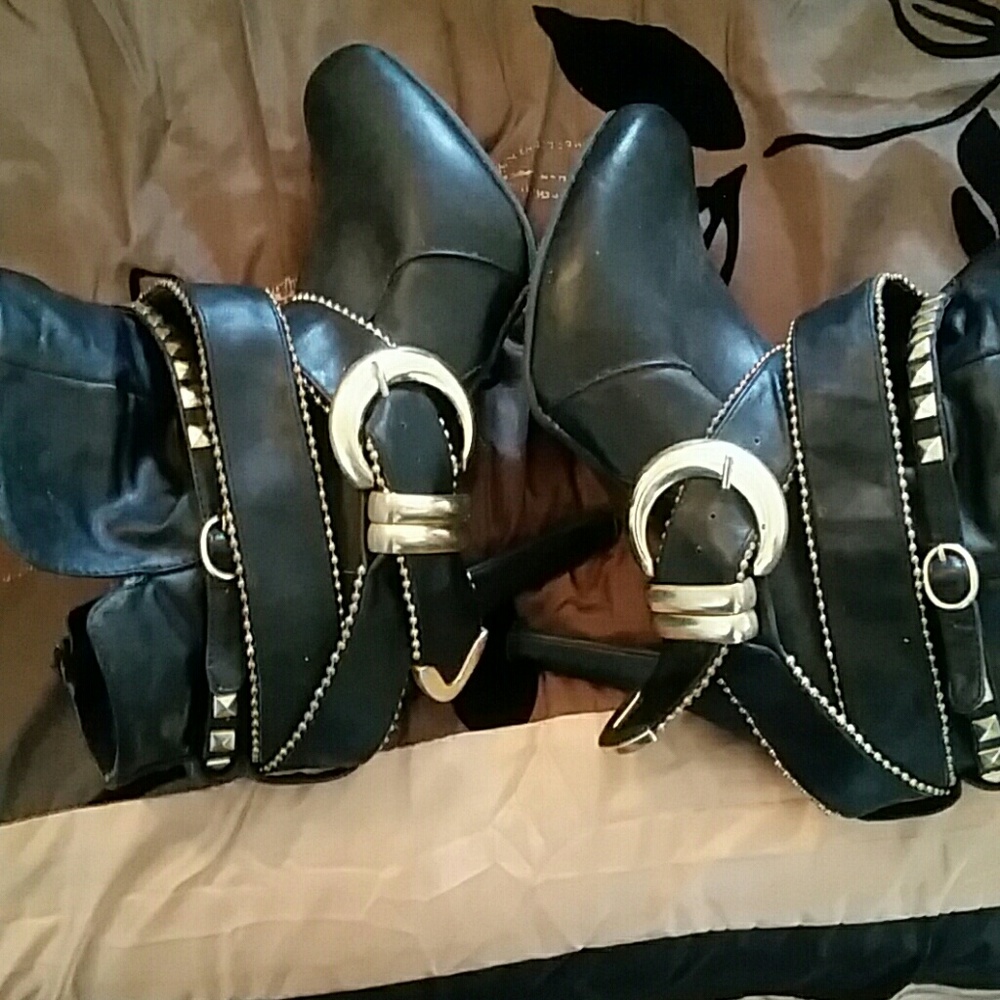 Cute black boots