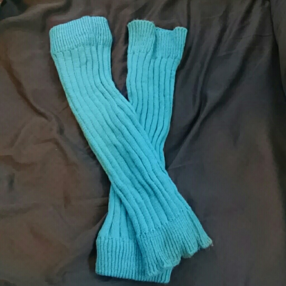 Bright blue leg warmers!