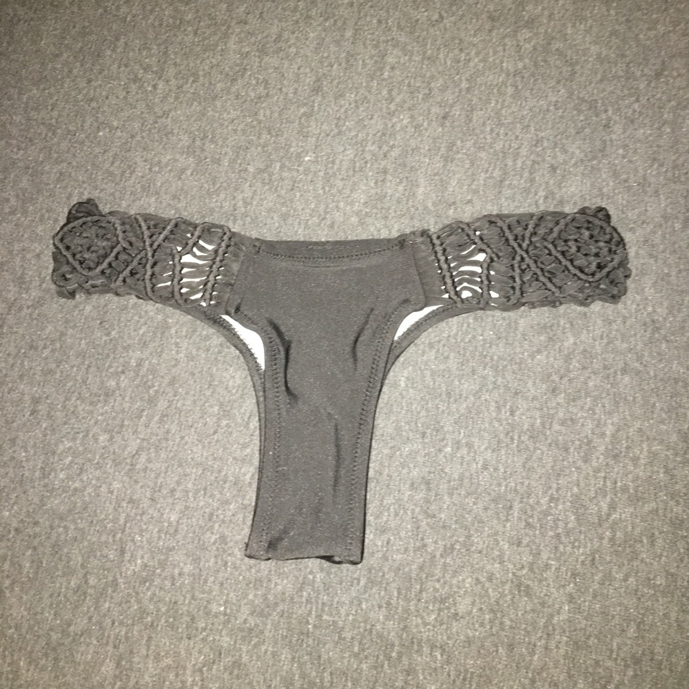 black bikini bottems