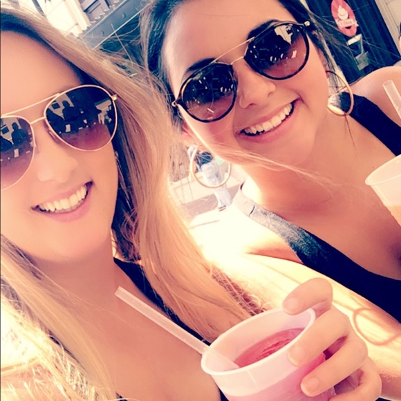 Meet your Posher, Courtney - Picture 4 of 4