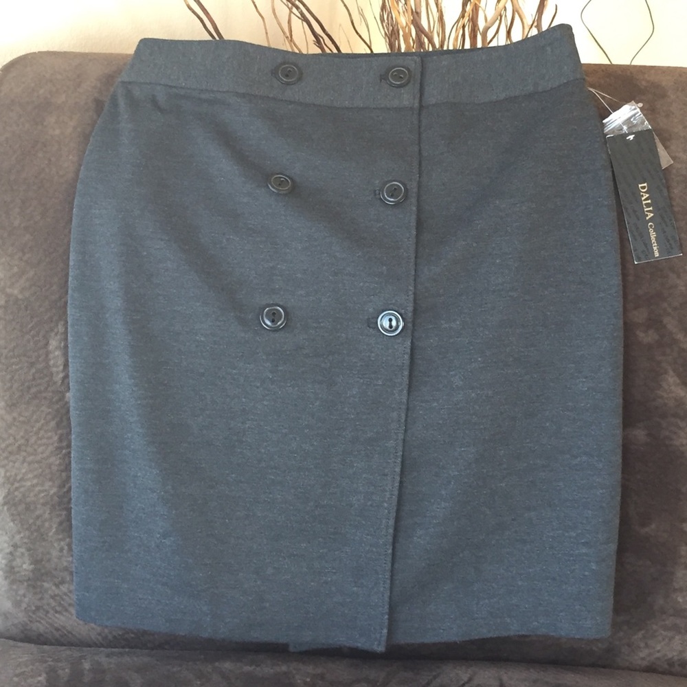 Professional and sharp button design skirt