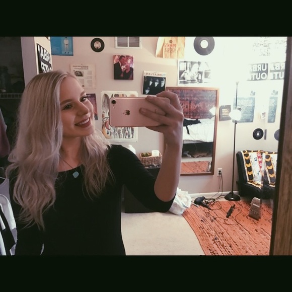 Meet your posher! - Picture 3 of 5