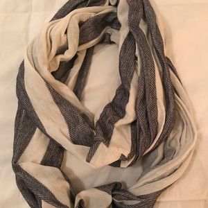 GAP navy & cream infinity scarf