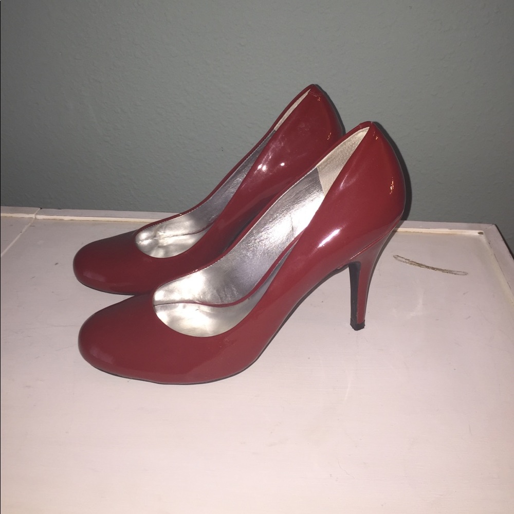 Jessica Simpson Rounded-toe Red Pump