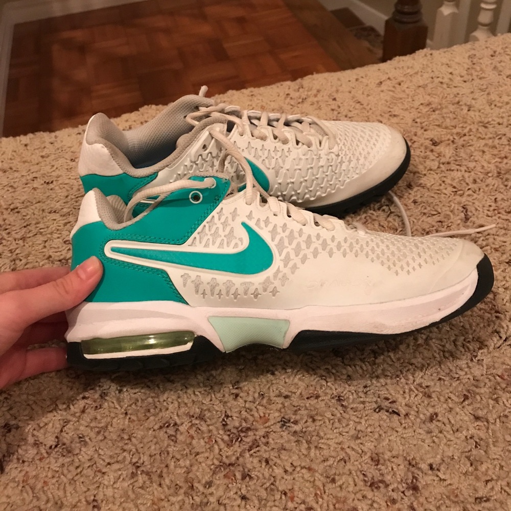 Women's shoes for playing tennis! Nike AirMAX Cage