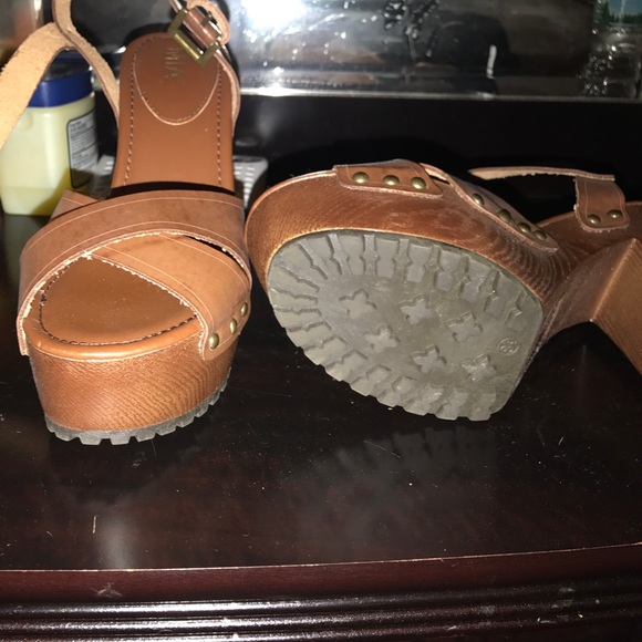 Mia - Picture 2 of 2