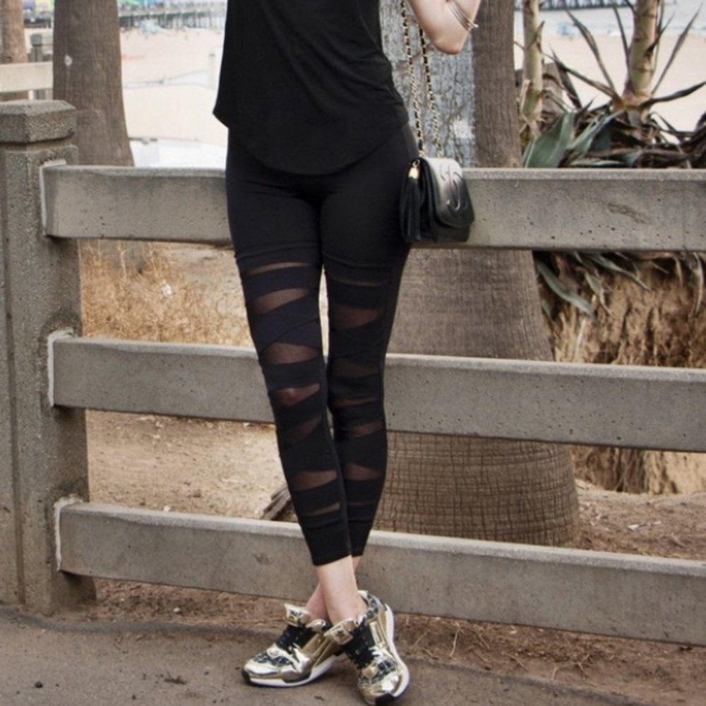 💁 back in black leggings