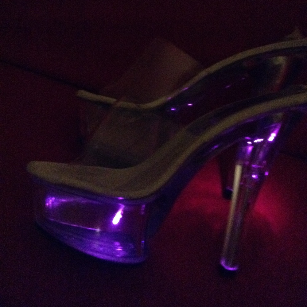 Stripping heels clear with purple lighting 💋