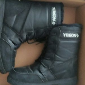 Black yukon snow boots