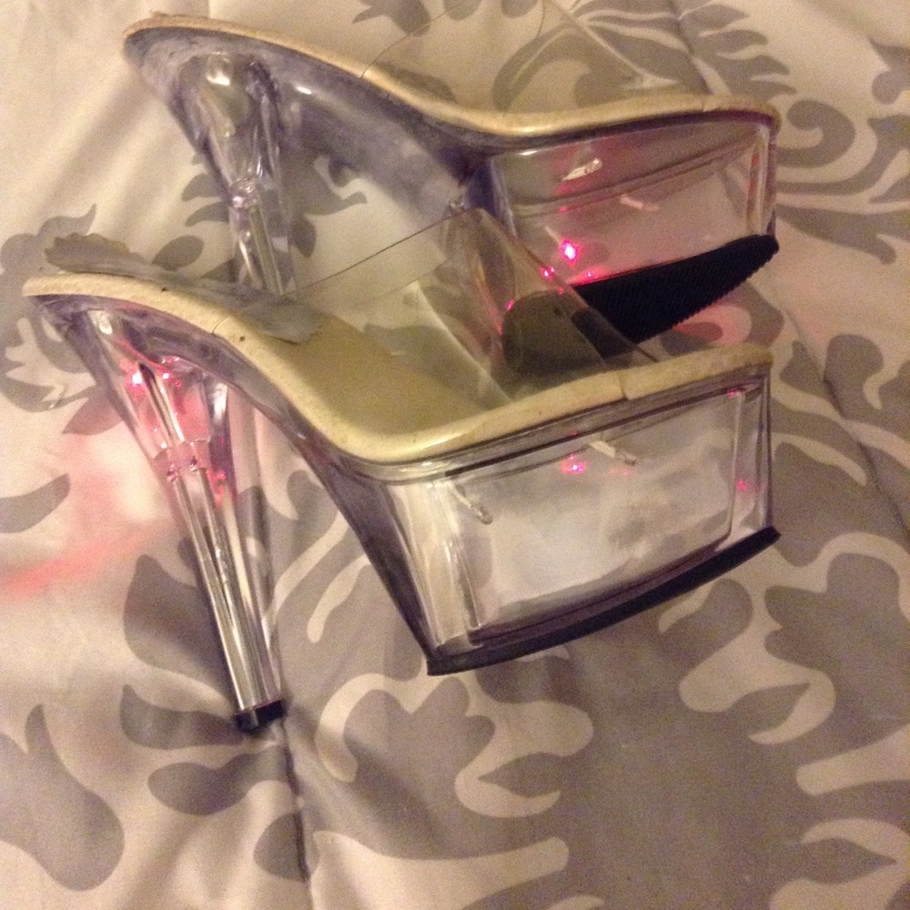 Stripping heels clear with green & red lighting ❤️